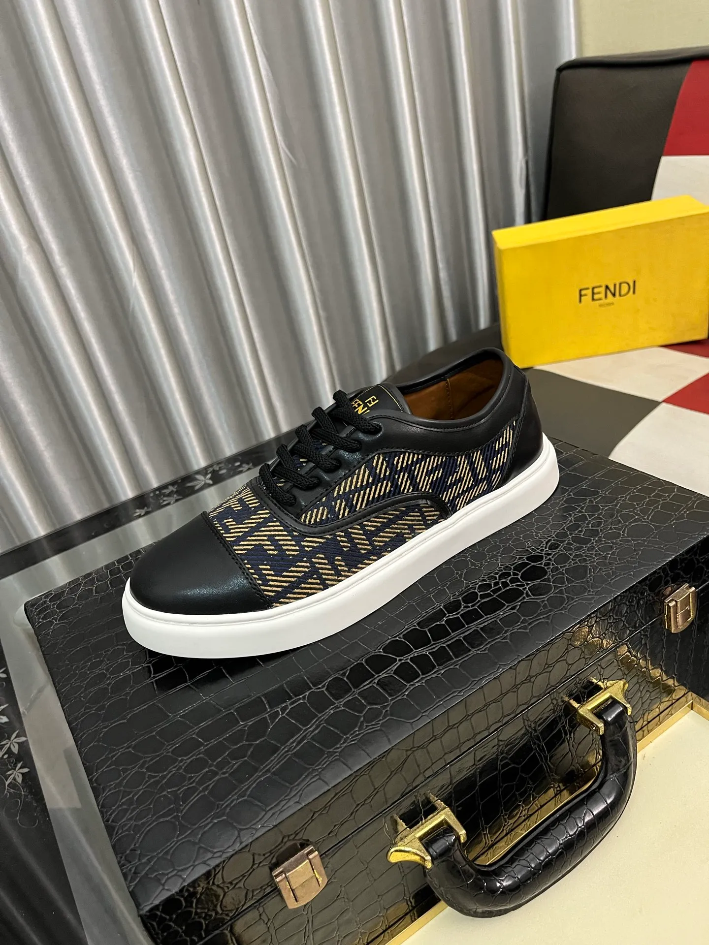 Men's Men's Shoes 💰400⌚️⌚️[Fendi] Fendi's latest casual shoes for men! Available at counters simultaneously! A one-to-one replica of the original. All imported official website one-to-one cowhide fabric. The interior is made of top-grade sheepskin, and the original factory-supplied rubber outsole is used. Leading new fashion concepts. Matching code: 38-443️⃣Colors available